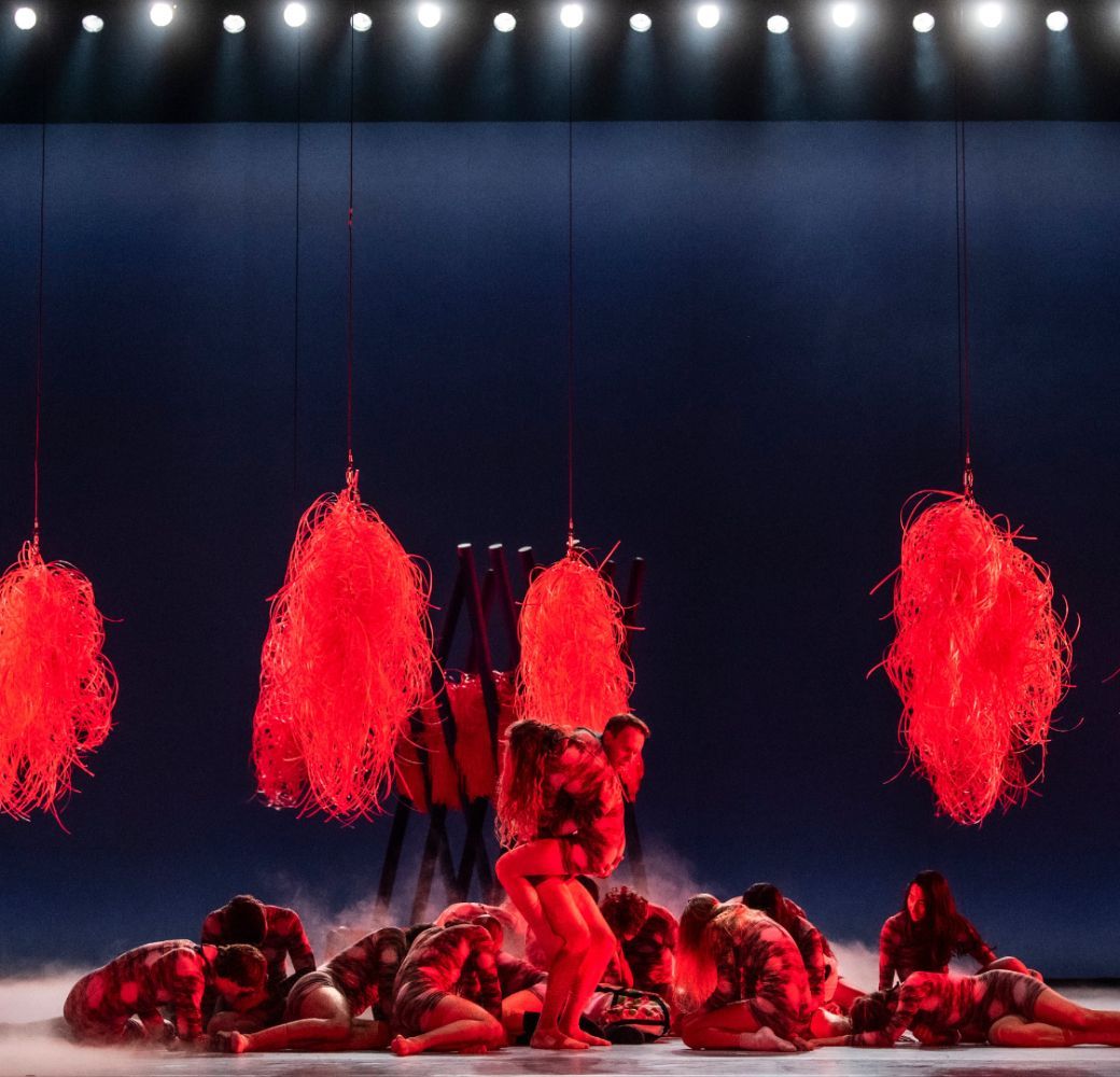 Norwegian National Ballet in <i>L&aacute;hppon/Lost</i> &copy; Erik Berg