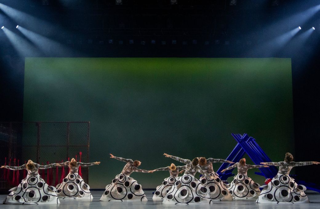Norwegian National Ballet in <i>L&aacute;hppon/Lost</i> &copy; Erik Berg