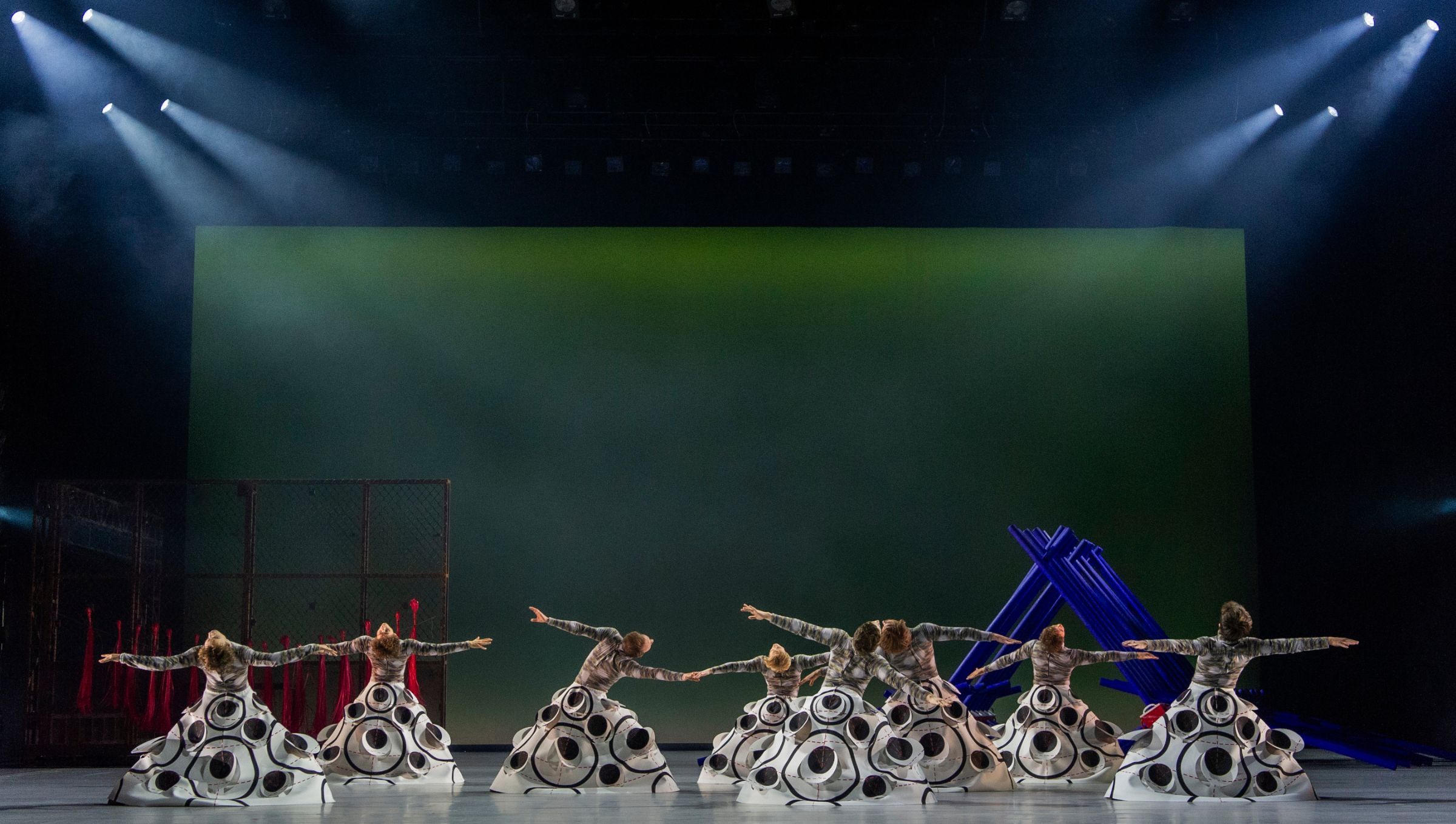 Norwegian National Ballet in <i>Láhppon/Lost</i> &copy; Erik Berg