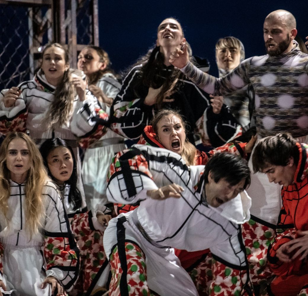 Norwegian National Ballet in <i>L&aacute;hppon/Lost</i> &copy; Erik Berg