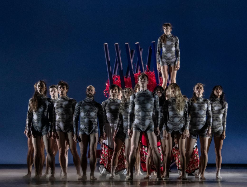 Norwegian National Ballet in <i>L&aacute;hppon/Lost</i> &copy; Erik Berg