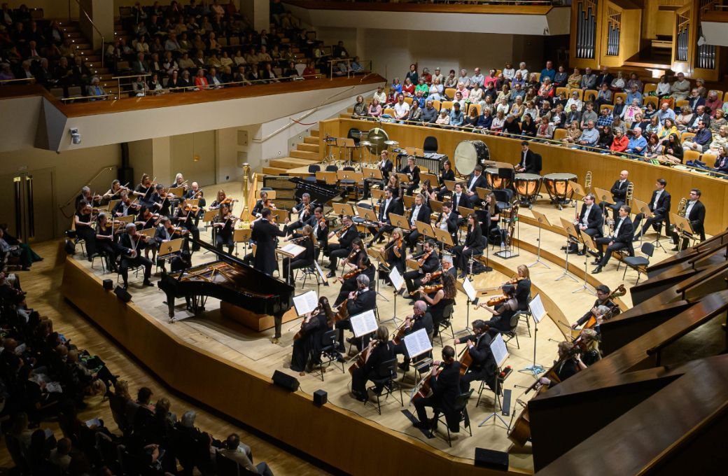 Vasily Petrenko al frente de la RPO, y el solista Mao Fujita en el Auditorio Nacional &copy; Rafa Mart&iacute;n | Iberm&uacute;sica