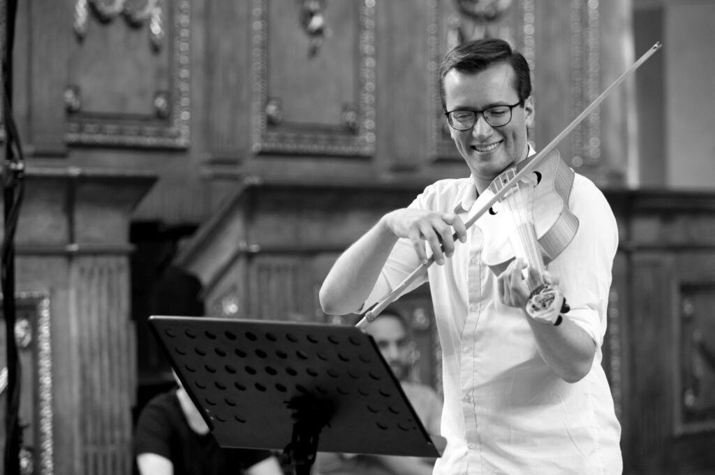 Vojtěch Jakl performs on vielle © Cezary Zych