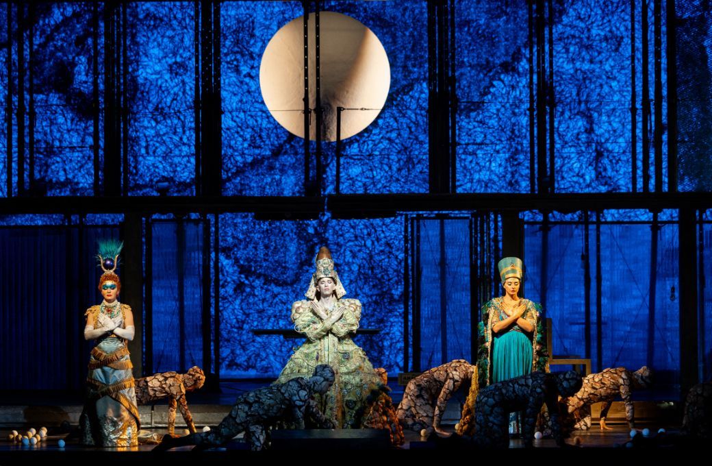 Katerina Tretyakova (Queen Tye), Anthony Roth Costanzo (Akhnaten), Rihab Chaieb (Nefertiti) &copy; Sergi Panizo | Gran Teatre del Liceu