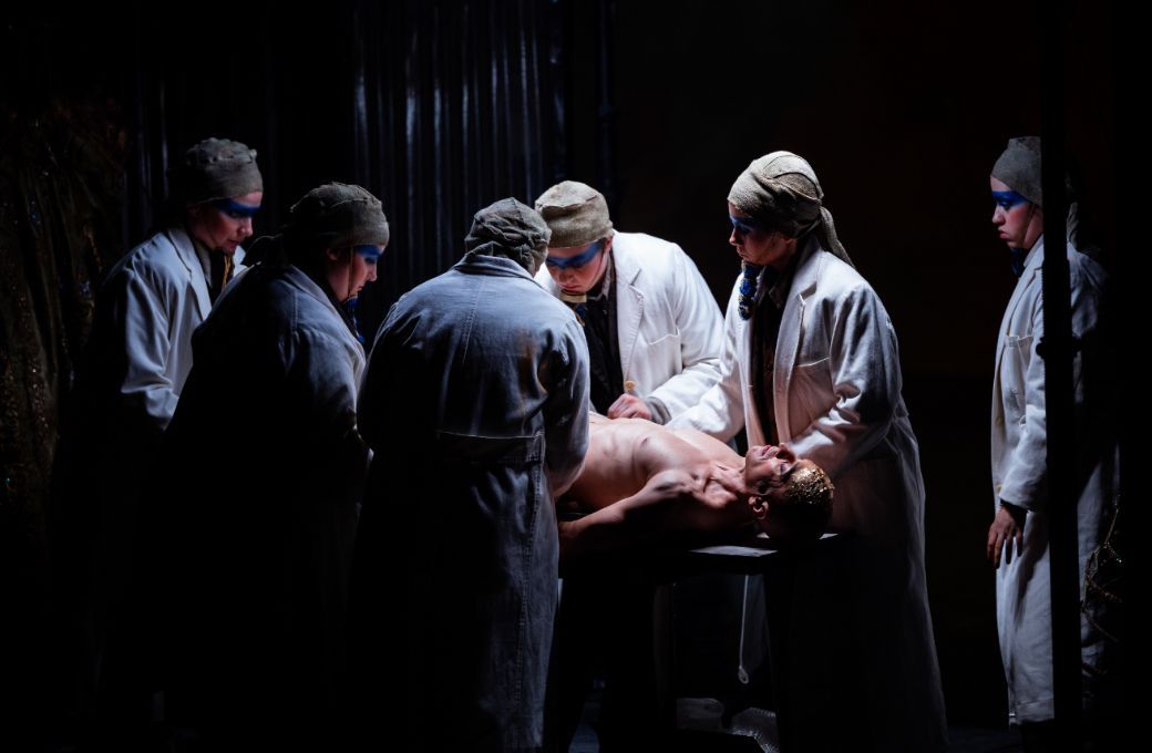 Escena de <i>Akhnaten</i> con Anthony Roth Costanzo en el centro &copy; Sergi Panizo | Gran Teatre del Liceu