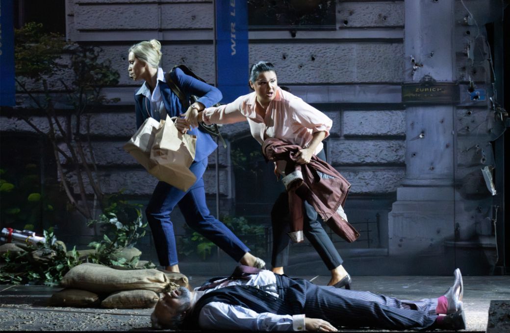 Natália Tuznik (Curra), Anna Netrebko (Leonora) und Stanislav Vorobyov (Il Marchese di Calatrava) © Monika Rittershaus