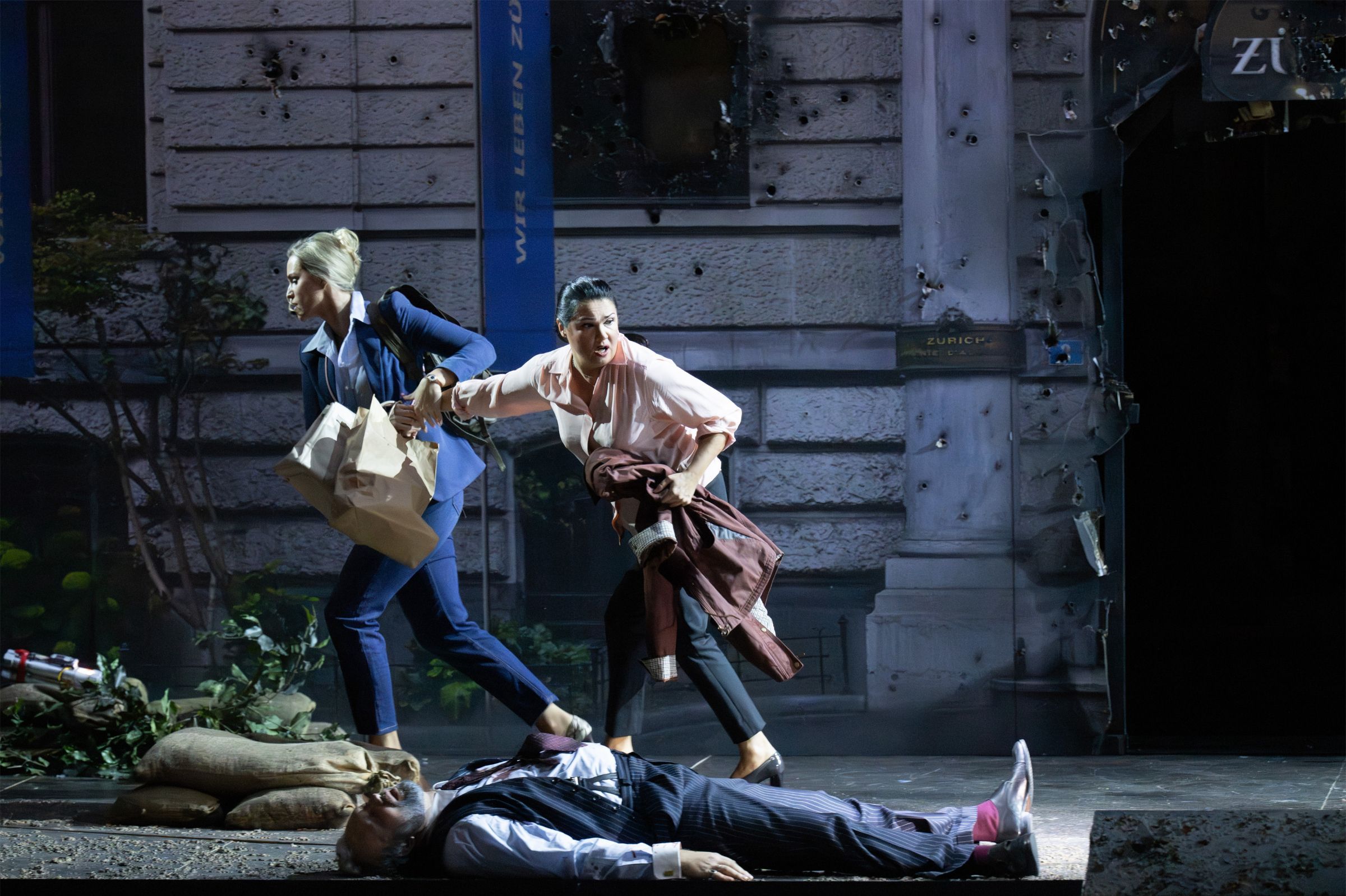 Natália Tuznik (Curra), Anna Netrebko (Leonora) und Stanislav Vorobyov (Il Marchese di Calatrava) © Monika Rittershaus