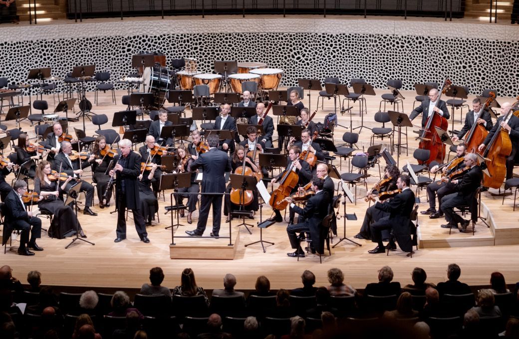 Martin Fröst, Lahav Shani and the Israel Philharmonic in the Elbphilharmonie © Jann Wilken