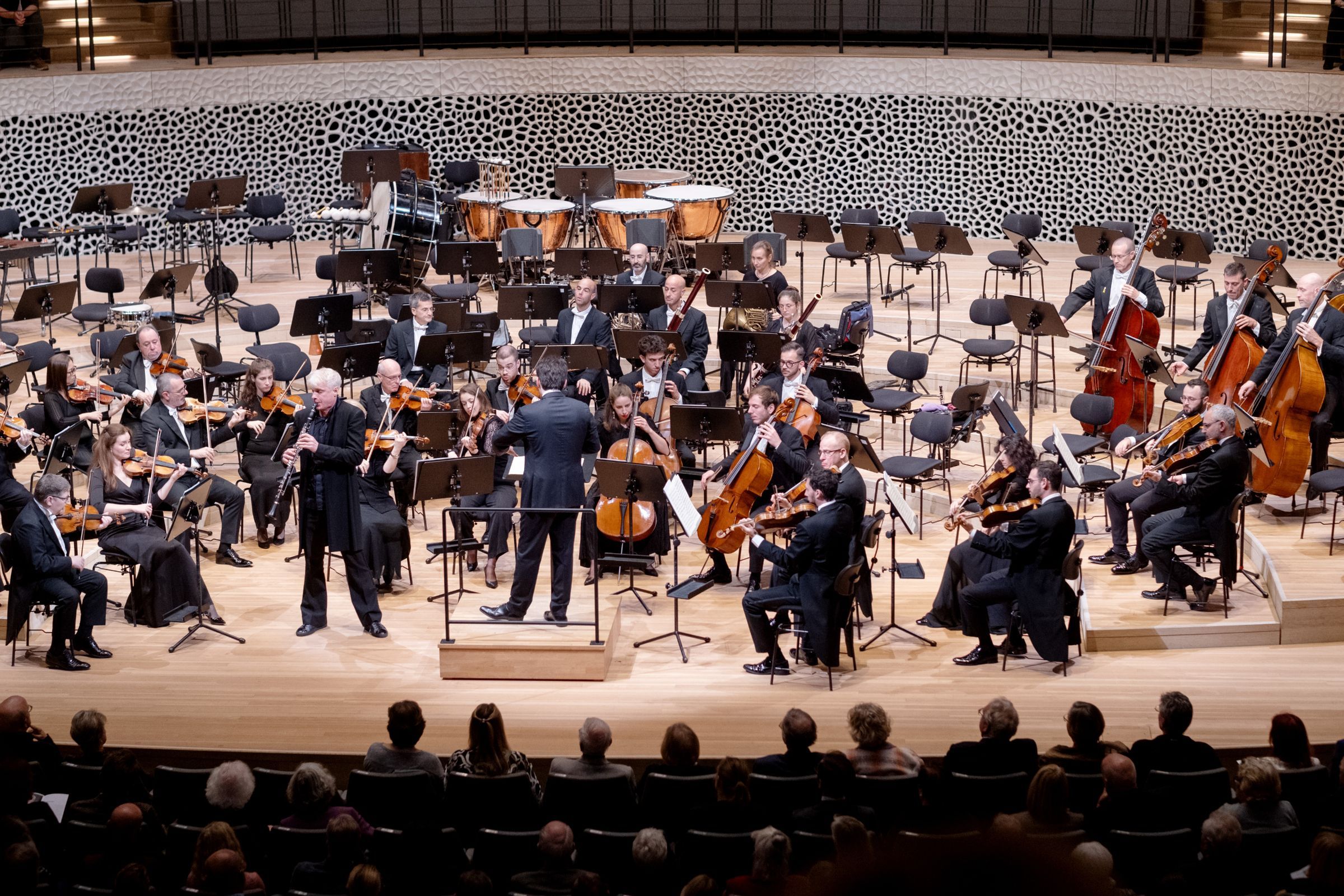 Martin Fröst, Lahav Shani and the Israel Philharmonic in the Elbphilharmonie © Jann Wilken