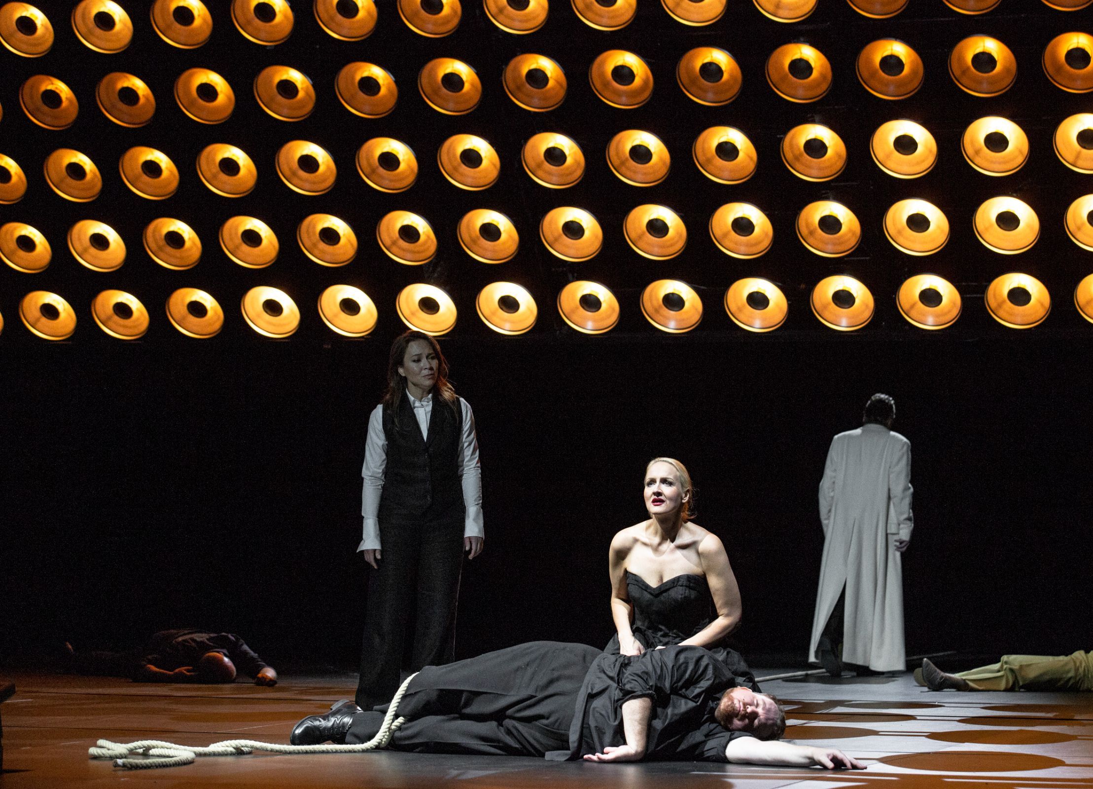 Irene Roberts (Brangäne), Elisabeth Teige (Isolde) and Clay Hilley (Tristan) &copy; Bernd Uhlig