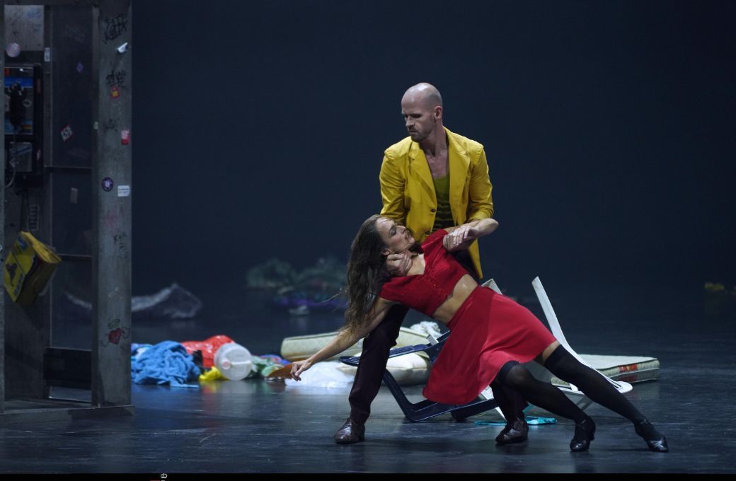 Nicky van Cleef (Primer vagabundo), Carla P&eacute;rez Mora (La chica) en <i>El mandar&iacute;n maravilloso</i> &copy; Javier del Real | Teatro Real