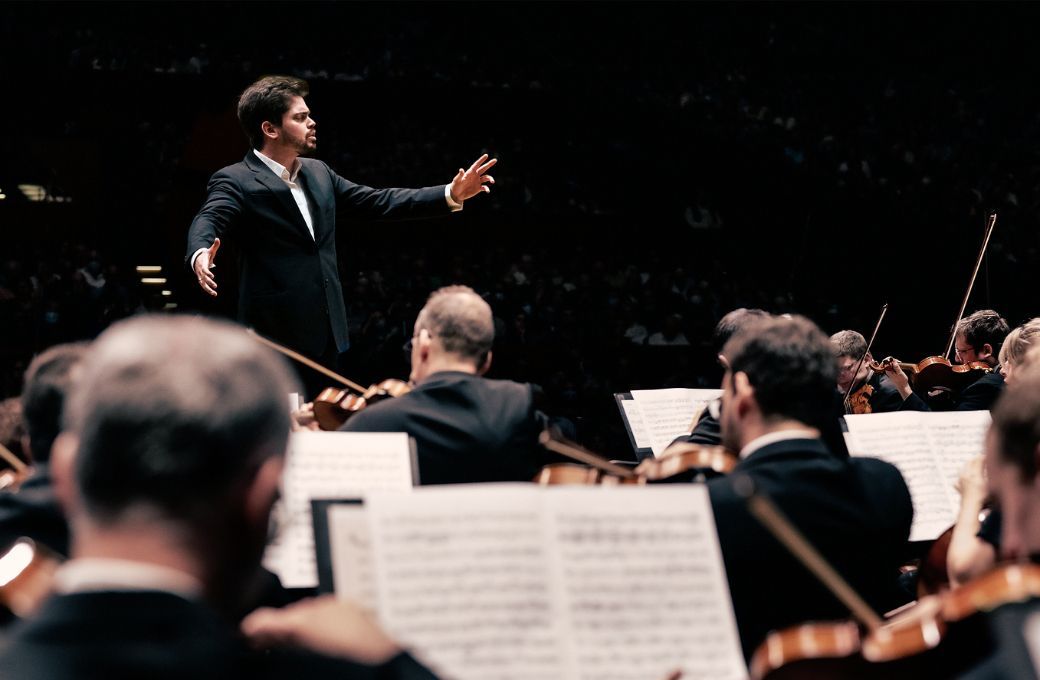 Lahav Shani mit dem Israel Philharmonic Orchestra © Marco Borggreve