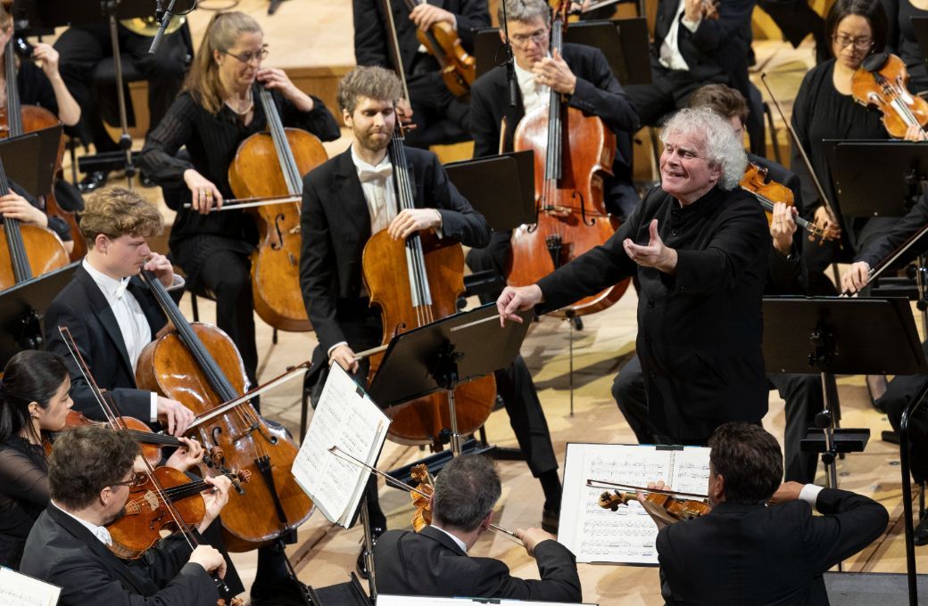 Sir Simon Rattle dirigiert das BRSO © BR | Astrid Ackermann