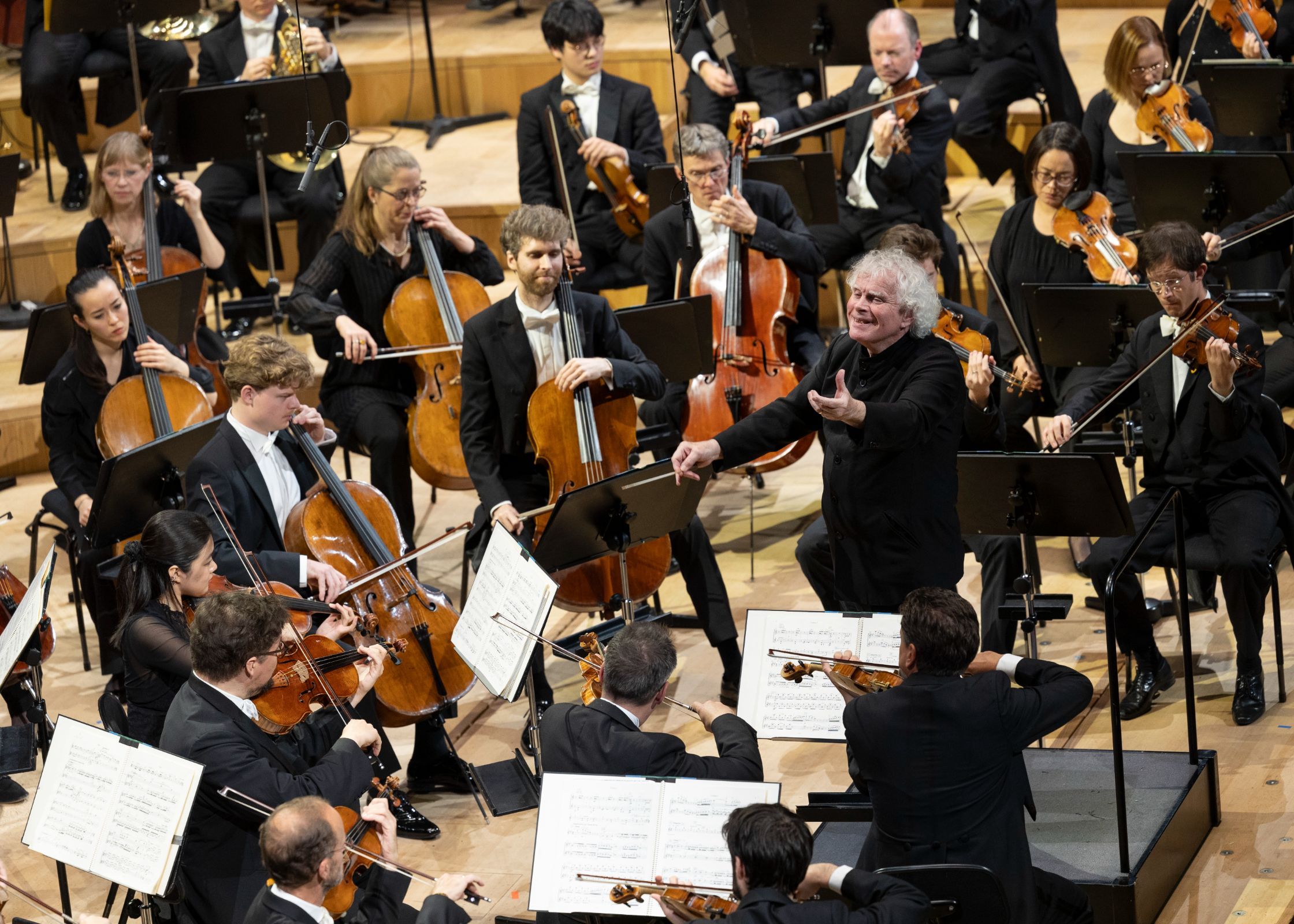 Sir Simon Rattle dirigiert das BRSO © BR | Astrid Ackermann