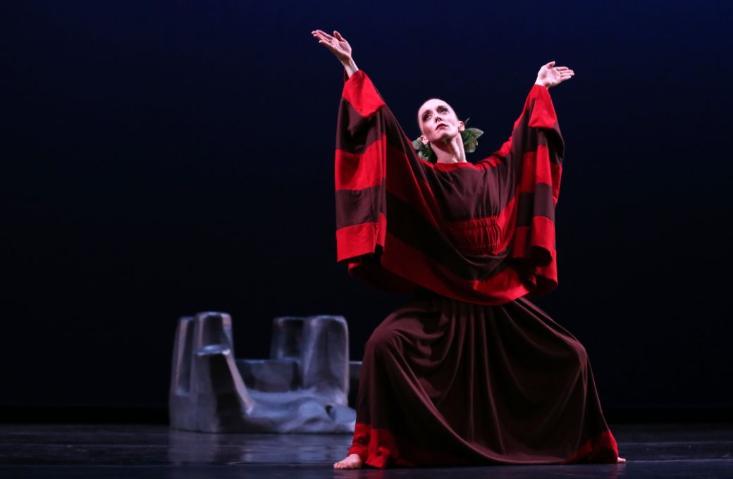 Anna Souder (Martha Graham Dance Company) dans <i>Cave of the Heart</i> &copy; Melissa Sherwood