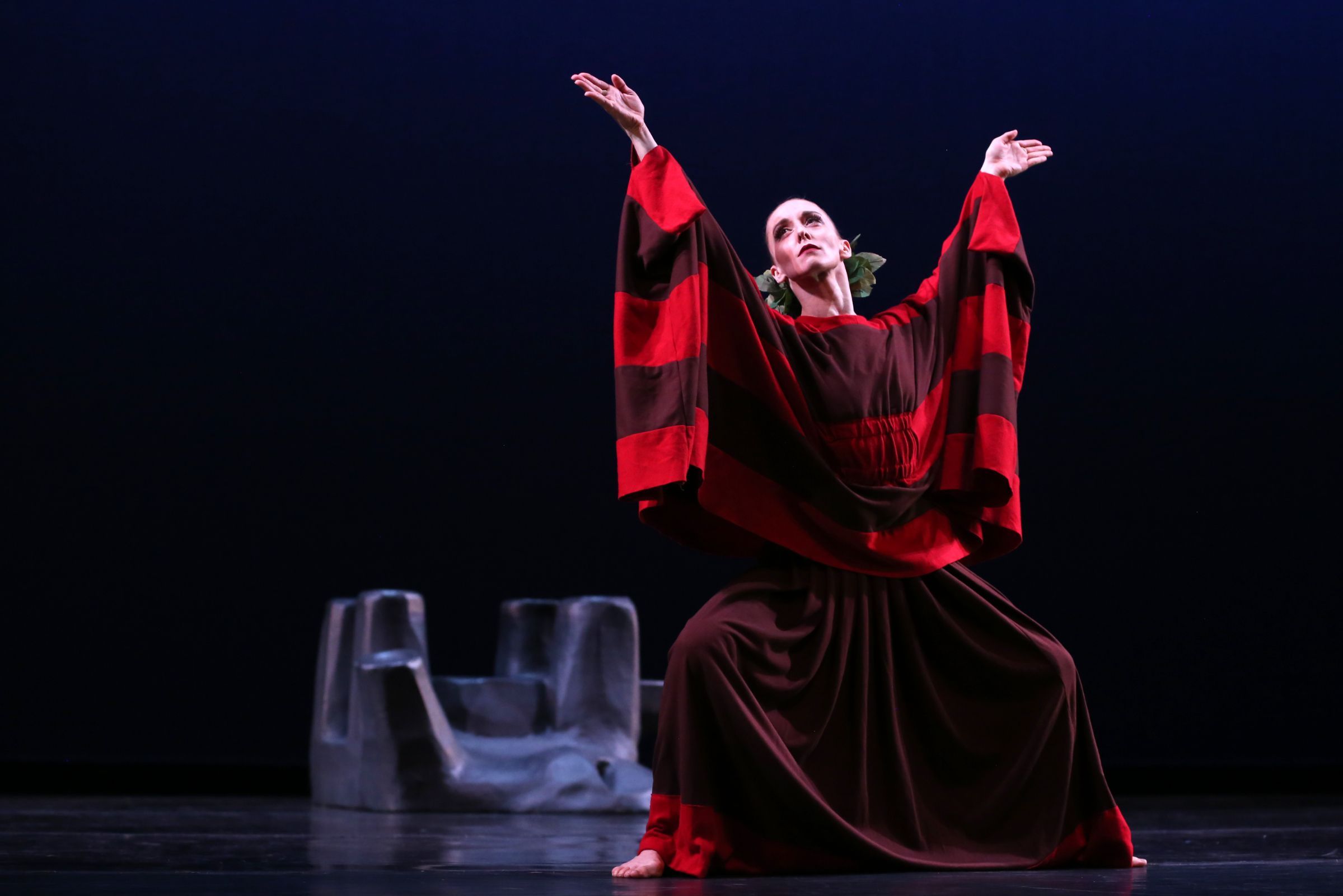Anna Souder (Martha Graham Dance Company) dans <i>Cave of the Heart</i> &copy; Melissa Sherwood