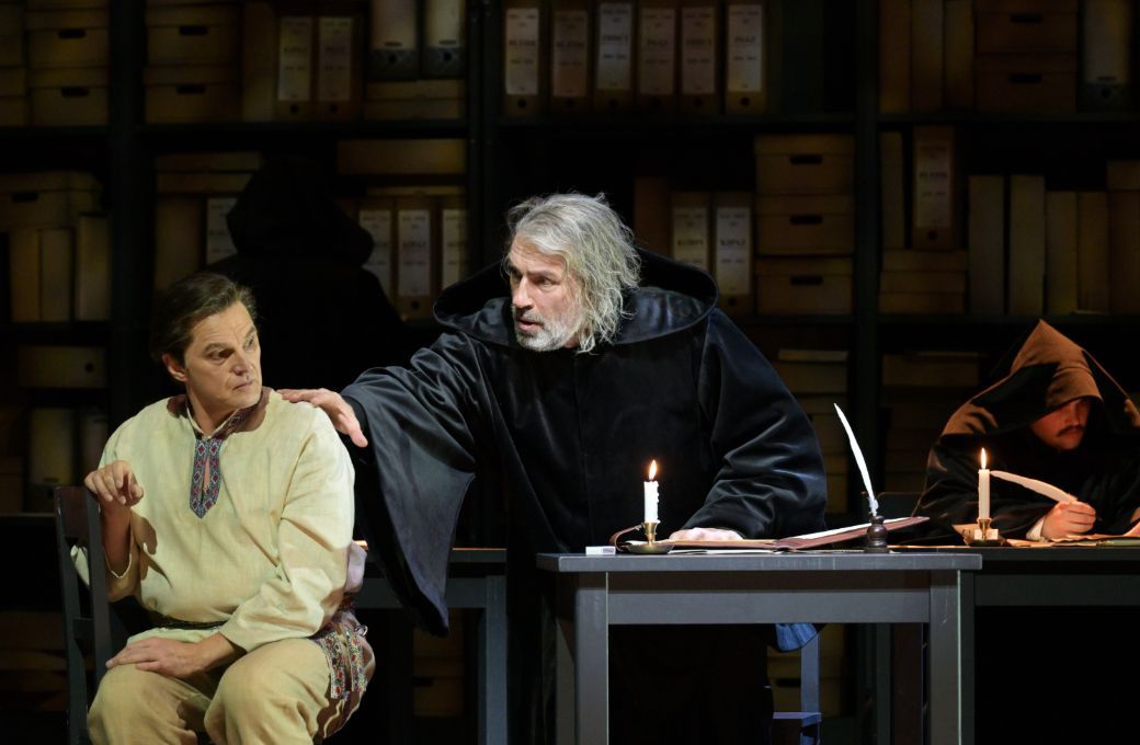 Dmitry Golovnin (Grigori Otrepjew) und Andreas Bauer Kanabas (Pimen) &copy; Barbara Aum&uuml;ller