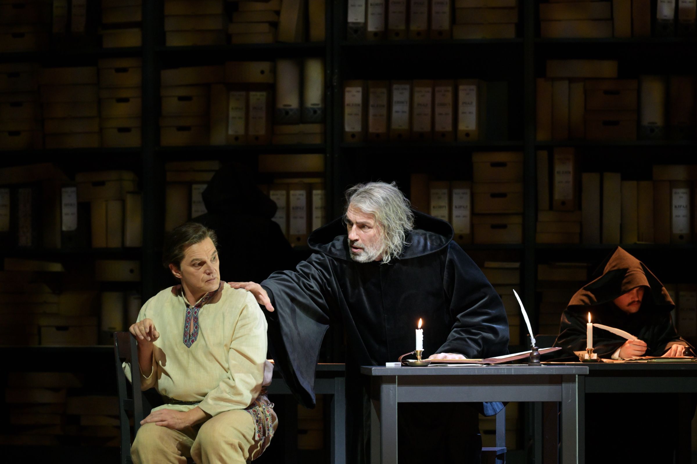 Dmitry Golovnin (Grigori Otrepjew) und Andreas Bauer Kanabas (Pimen) &copy; Barbara Aumüller