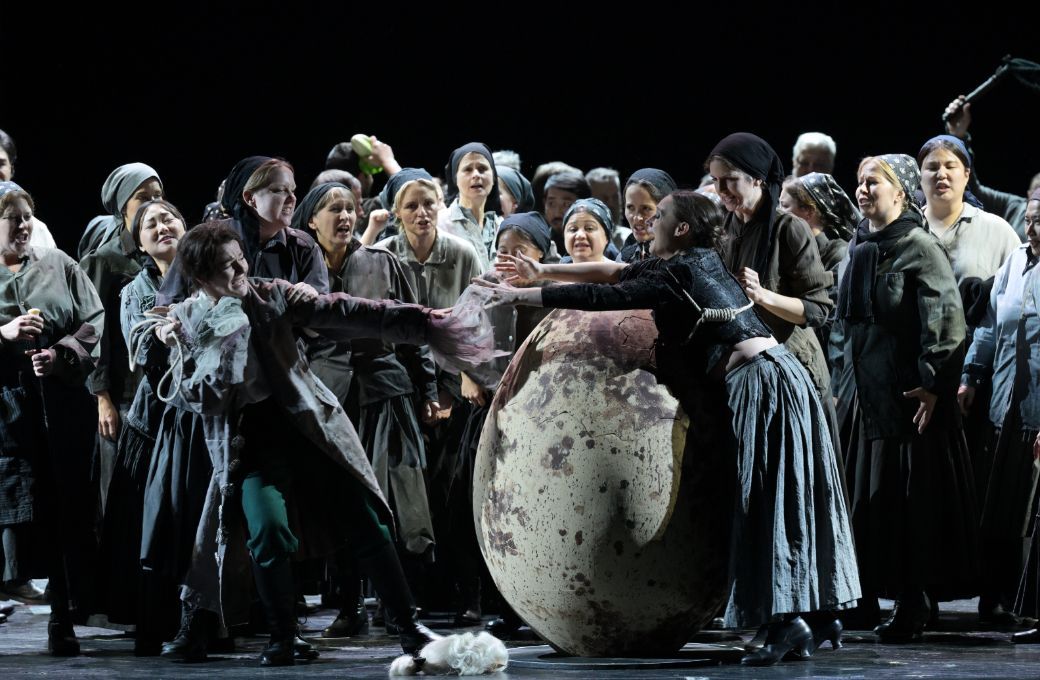 Karolina Makuła (Fjodor) und Anna Nekhames (Xenia) &copy; Barbara Aum&uuml;ller