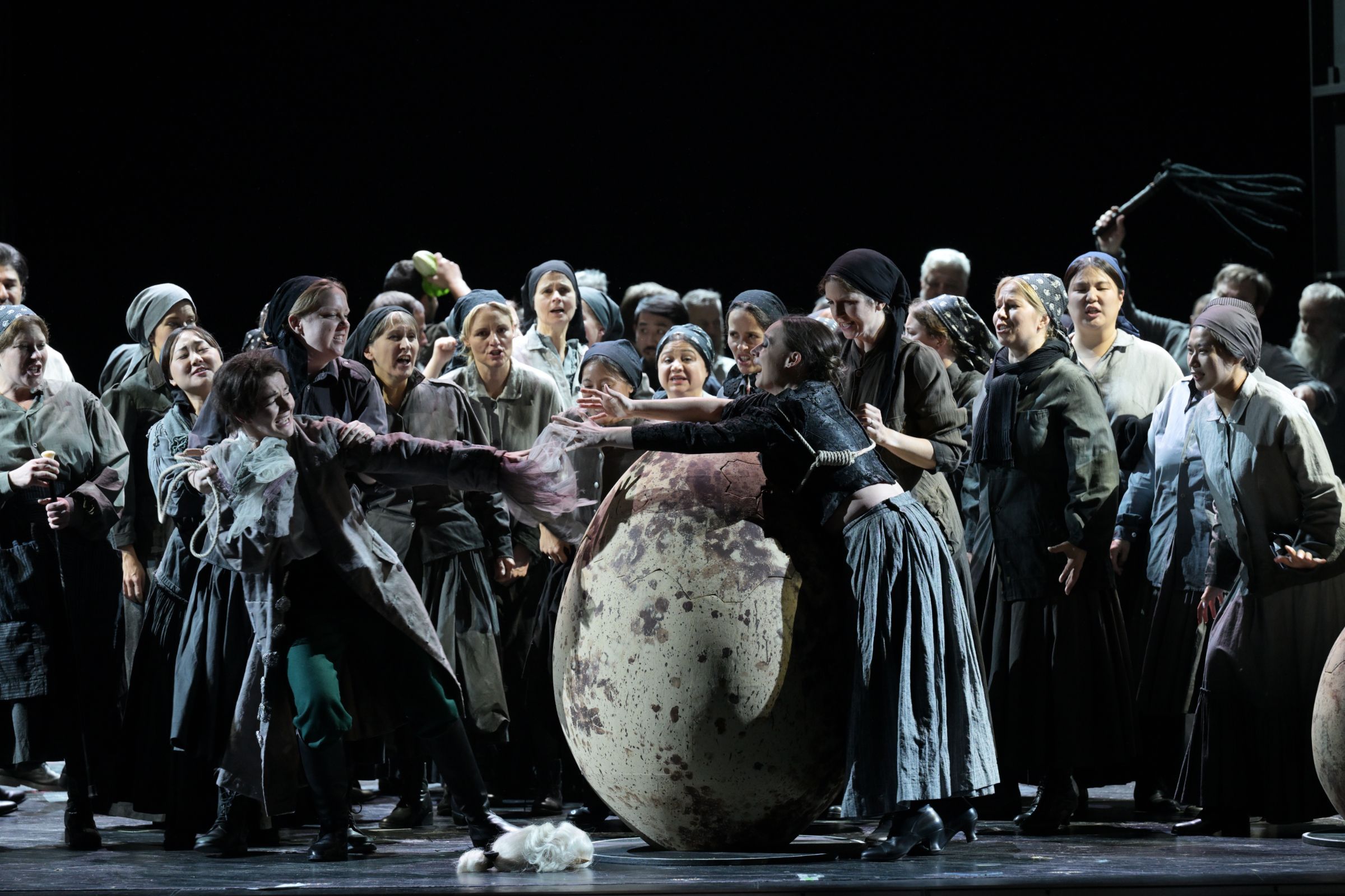 Karolina Makuła (Fjodor) und Anna Nekhames (Xenia) &copy; Barbara Aumüller
