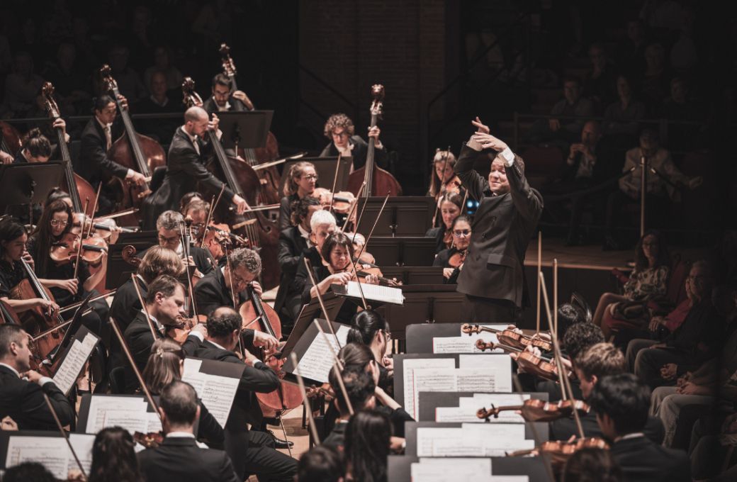 Ryan Bancroft dirige l'Orchestre National du Capitole de Toulouse dans <i>Les Planètes</i> &copy; Romain Alcaraz