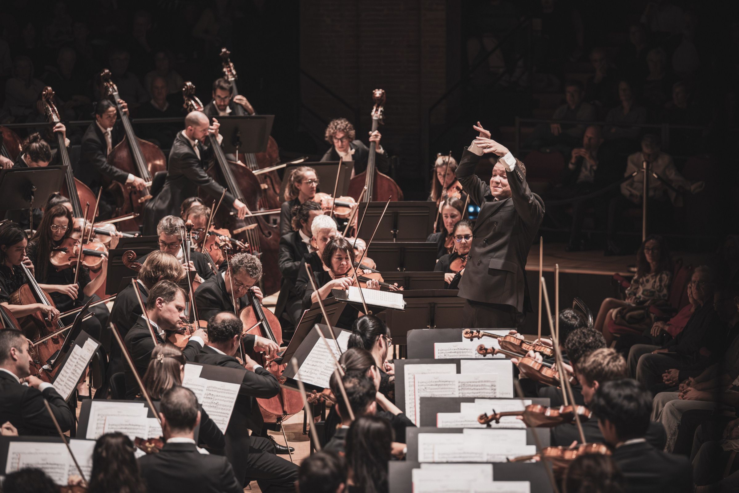 Ryan Bancroft dirige l'Orchestre National du Capitole de Toulouse dans <i>Les Planètes</i> © Romain Alcaraz