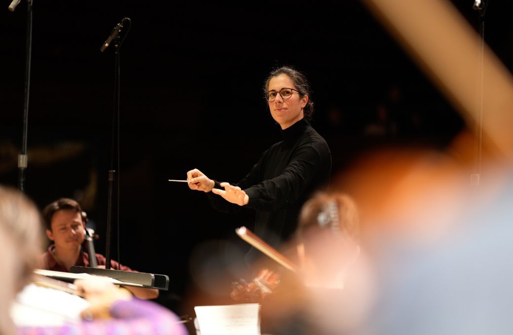 Marie Jacquot en répétition avec l'Orchestre Philharmonique de Radio France © Christophe Abramowitz / Radio France