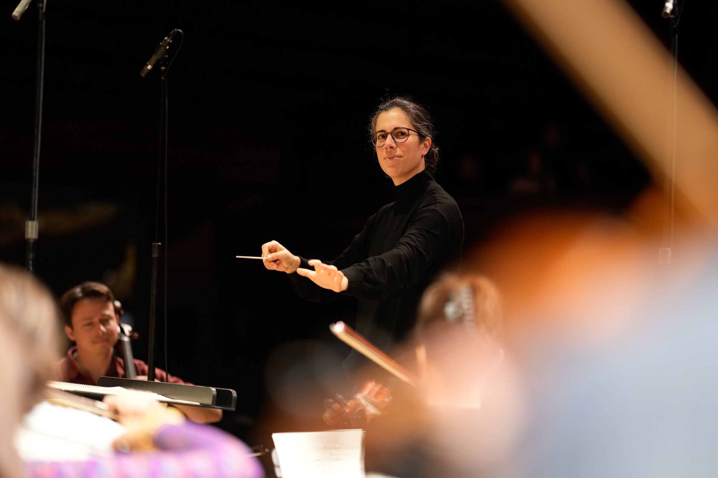 Marie Jacquot en répétition avec l'Orchestre Philharmonique de Radio France © Christophe Abramowitz / Radio France