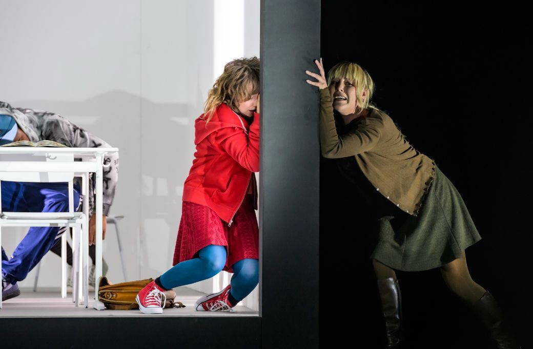 Erika Hammarberg (Markéta, Schülerin 1) und Caroline Ottocan (Lilly, Schülerin 2) &copy; Bettina Stoess