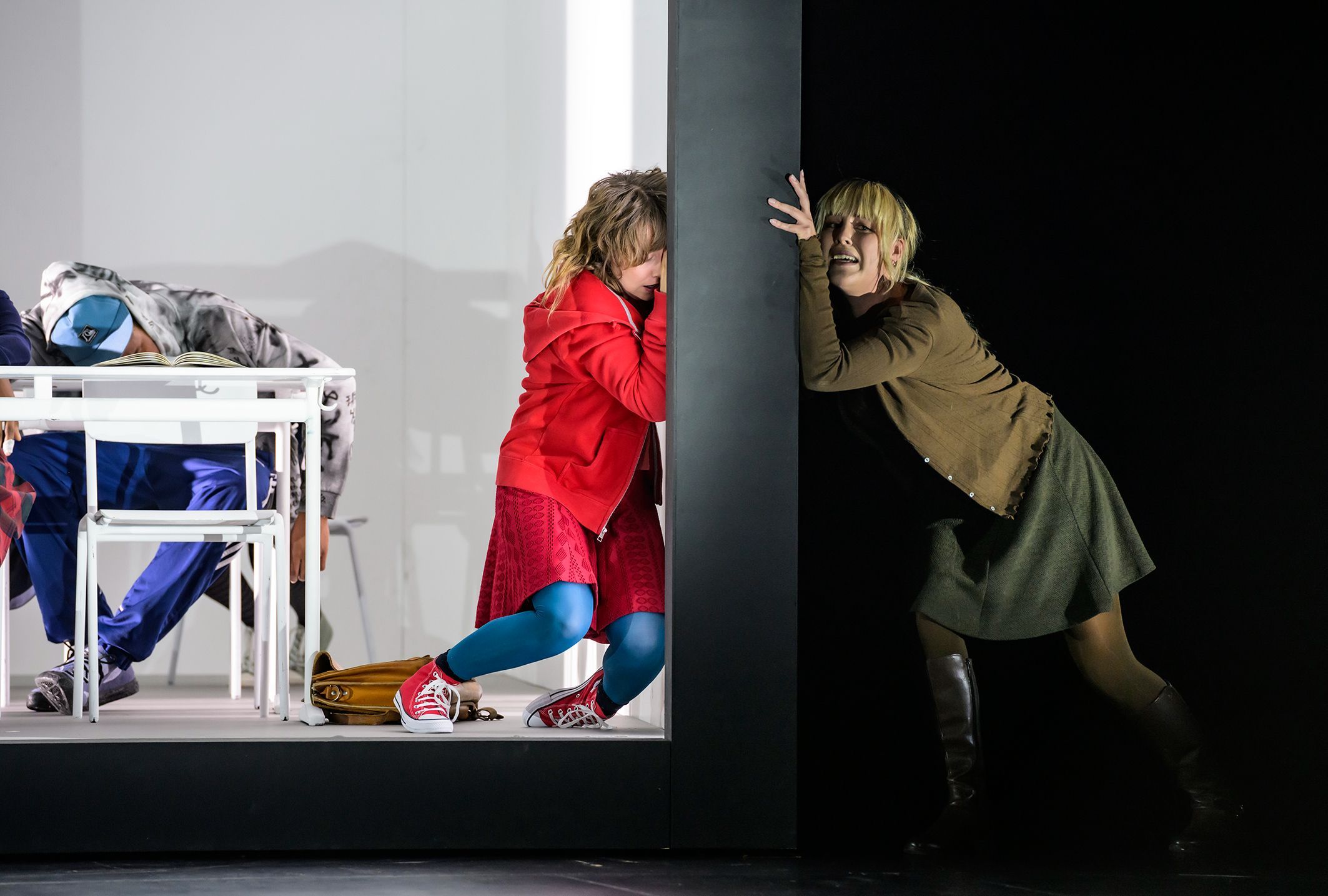 Erika Hammarberg (Markéta, Schülerin 1) und Caroline Ottocan (Lilly, Schülerin 2) © Bettina Stoess