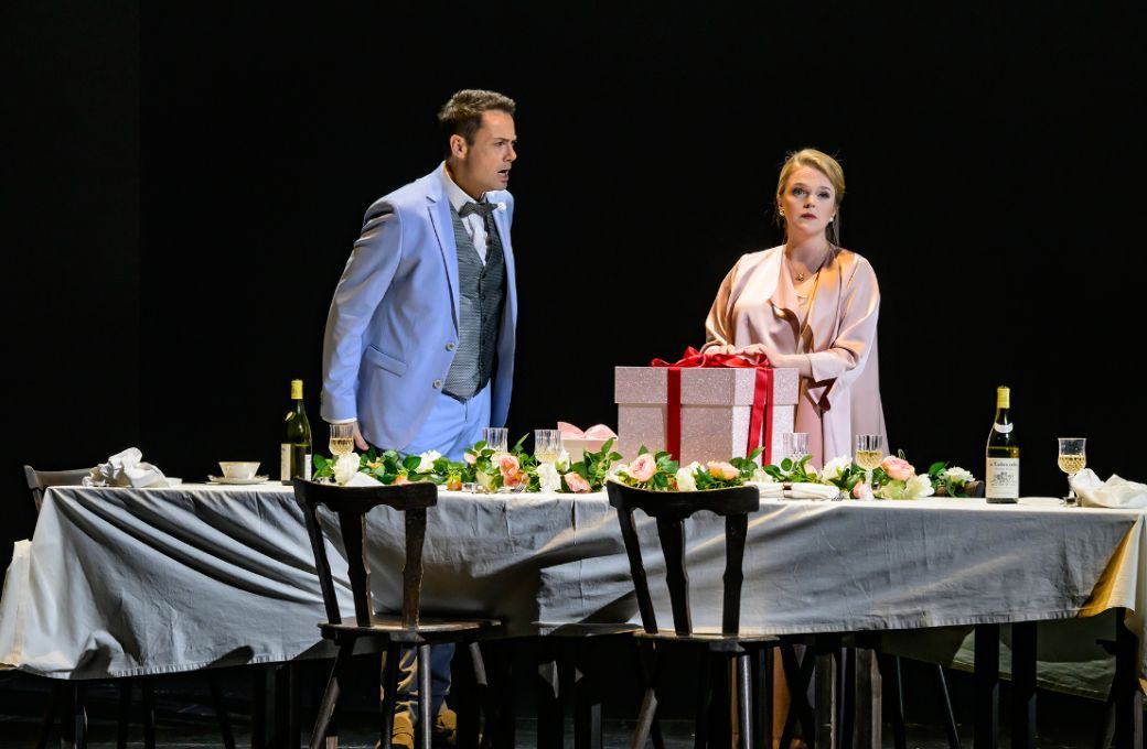 Jochen Kupfer (Henrik) und Chloë Morgan (Patricia) © Bettina Stoess