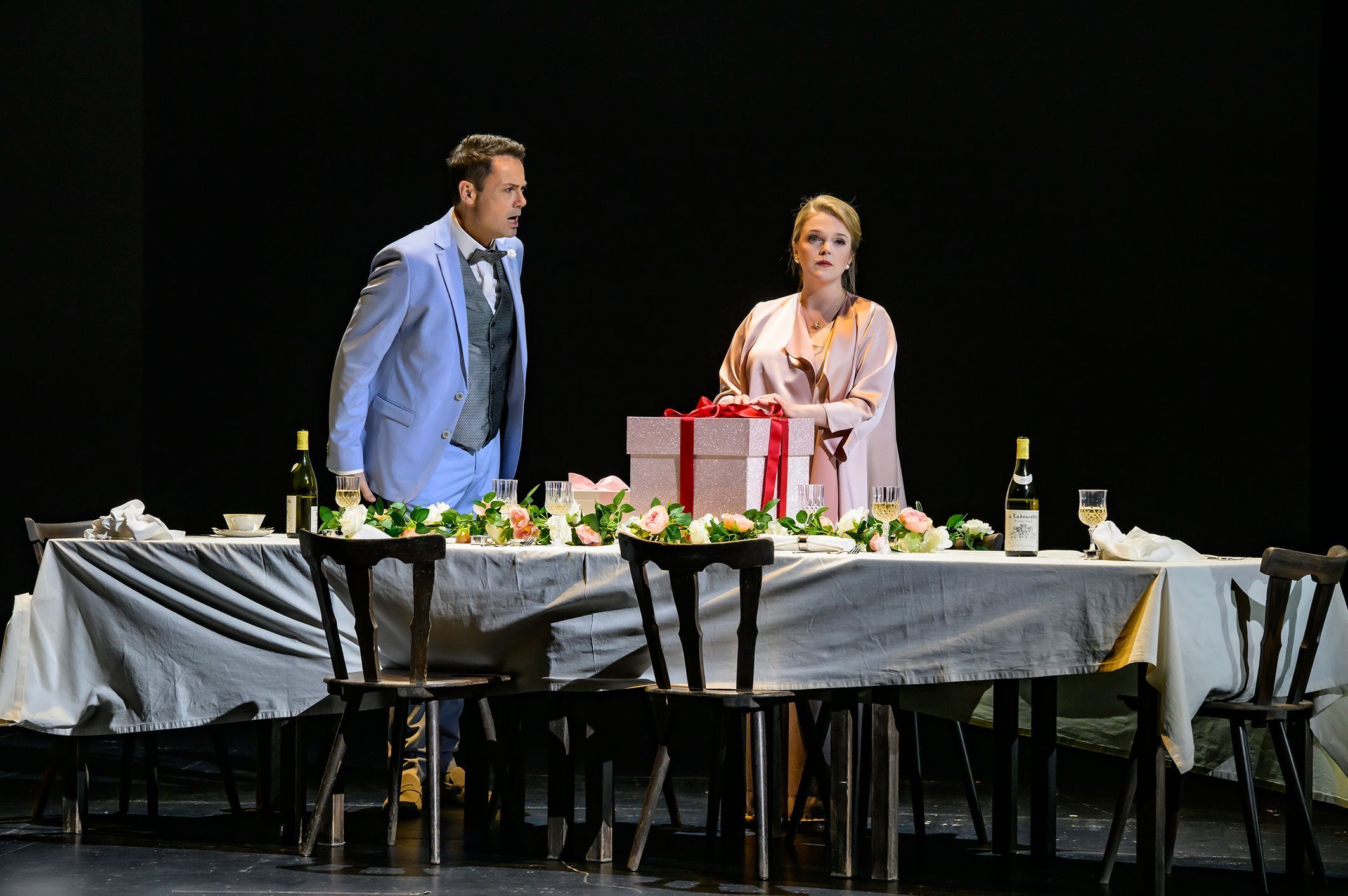 Jochen Kupfer (Henrik) und Chloë Morgan (Patricia) © Bettina Stoess