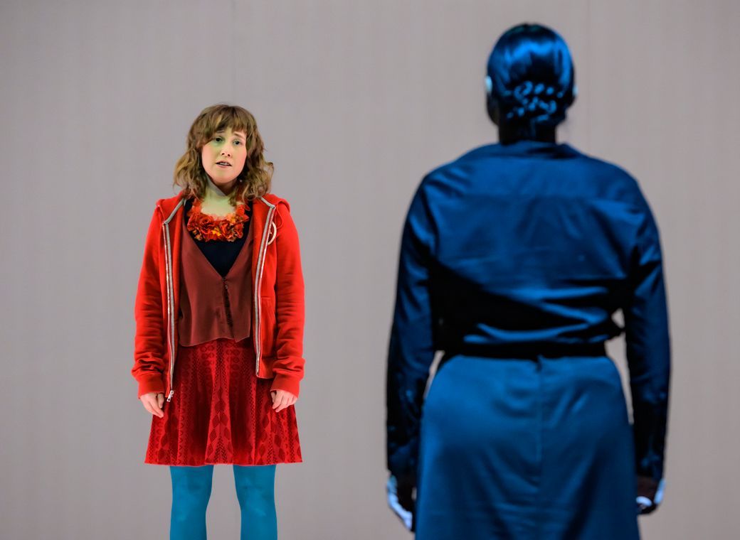 Erika Hammarberg (Markéta, Schülerin 1) und Almerija Delic (Tereza) © Bettina Stoess