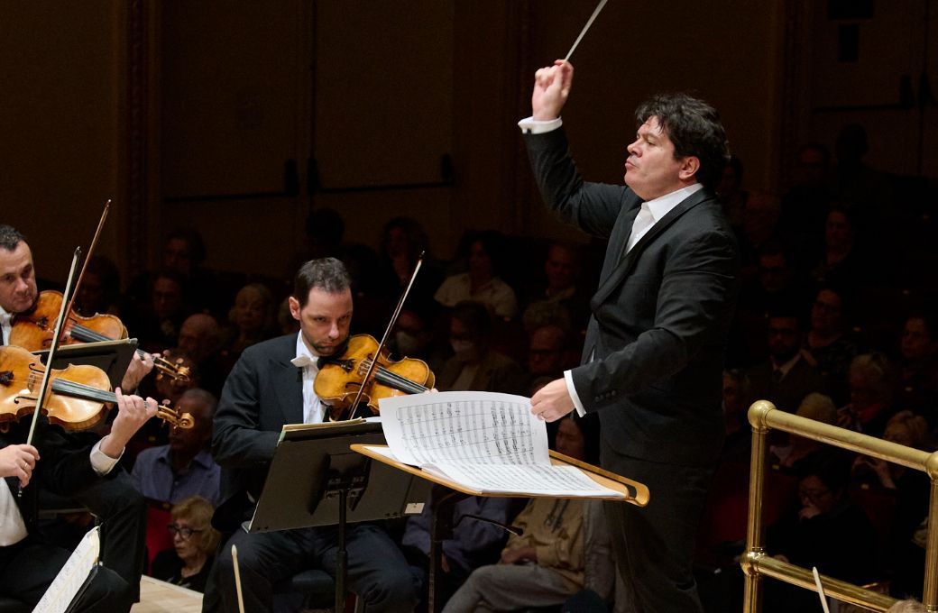 Cristian Măcelaru conducts the Orchestre National de France © Stefan Cohen