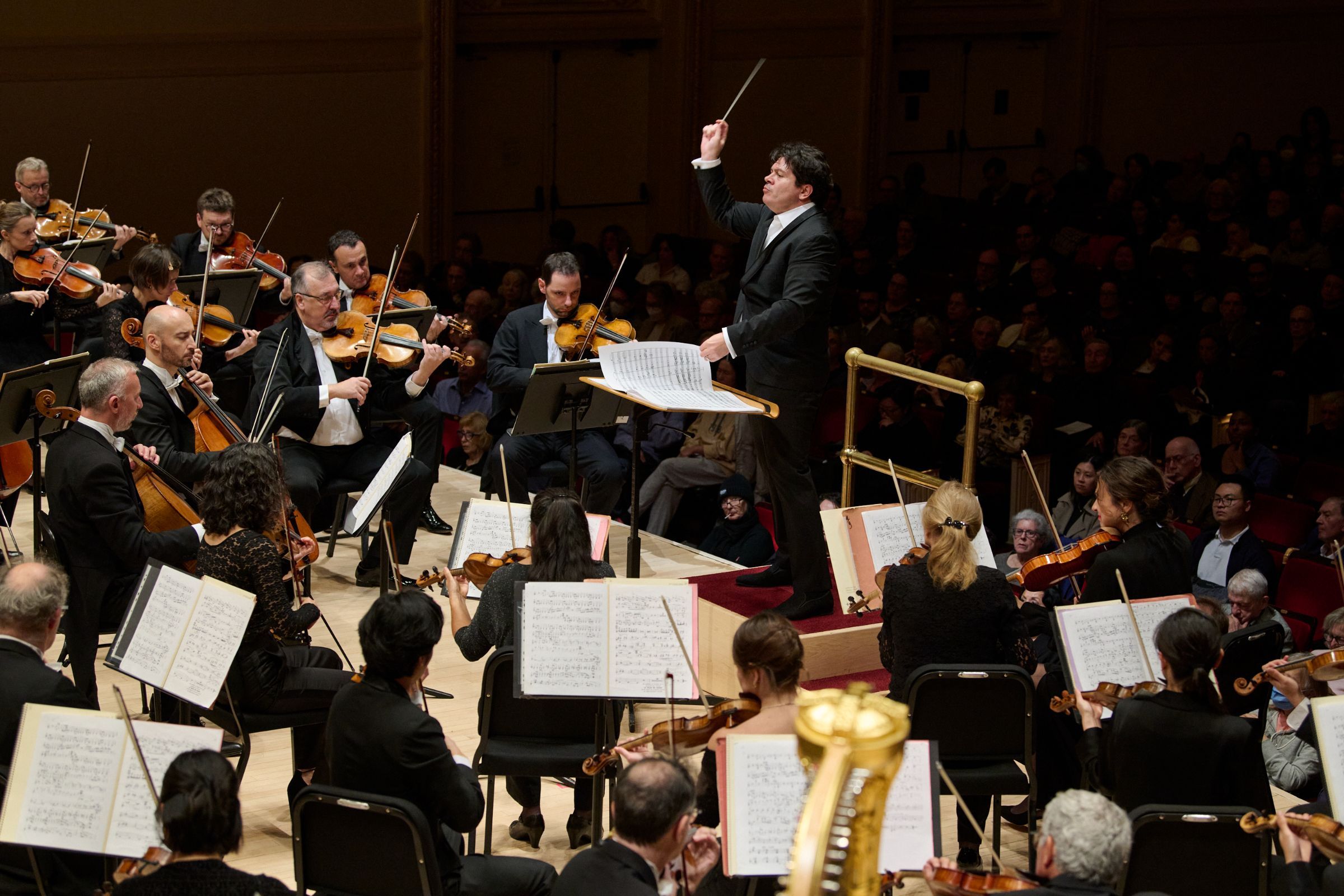 Cristian Măcelaru conducts the Orchestre National de France © Stefan Cohen