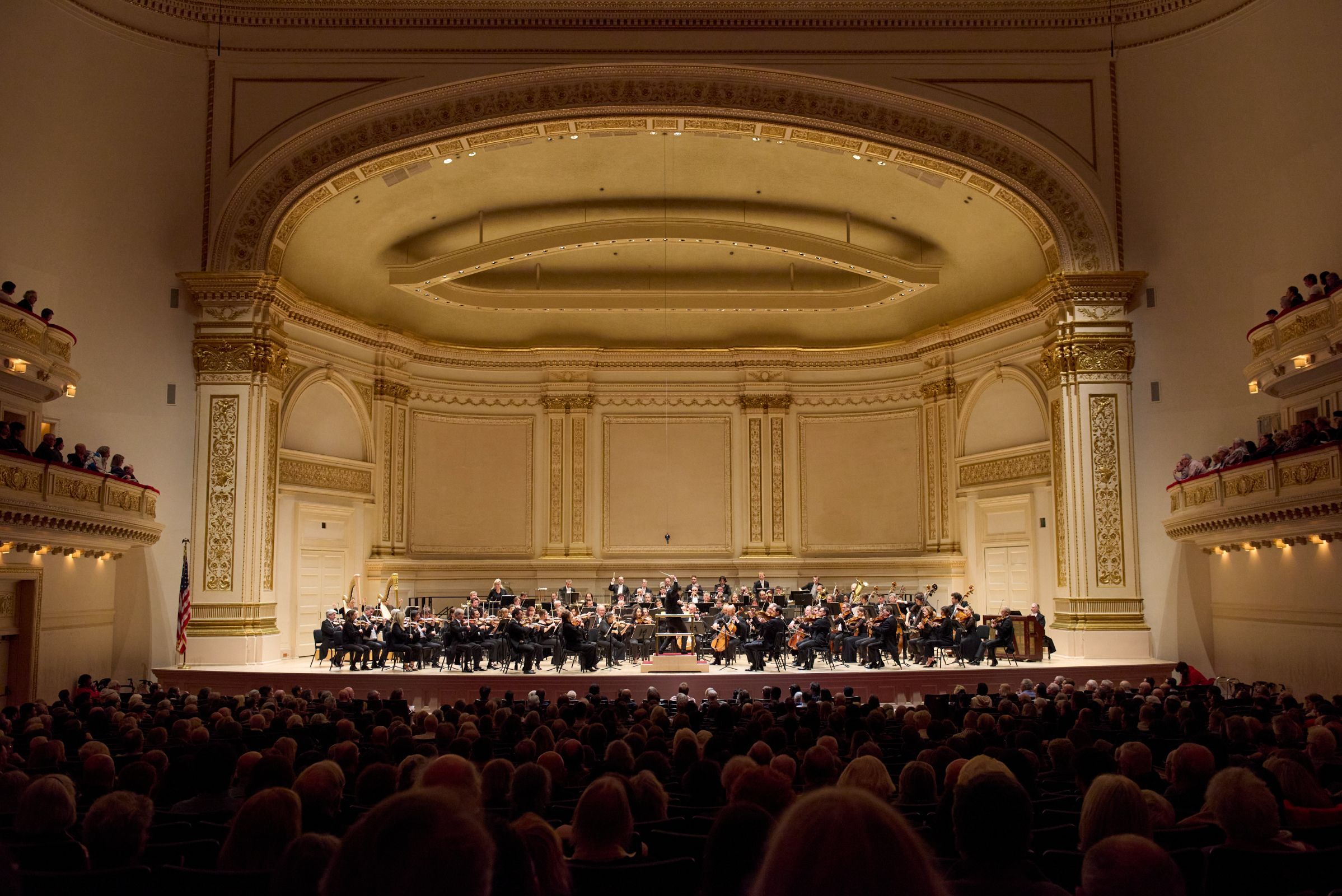 Cristian Măcelaru conducts the Orchestre National de France in Carnegie Hall © Stefan Cohen