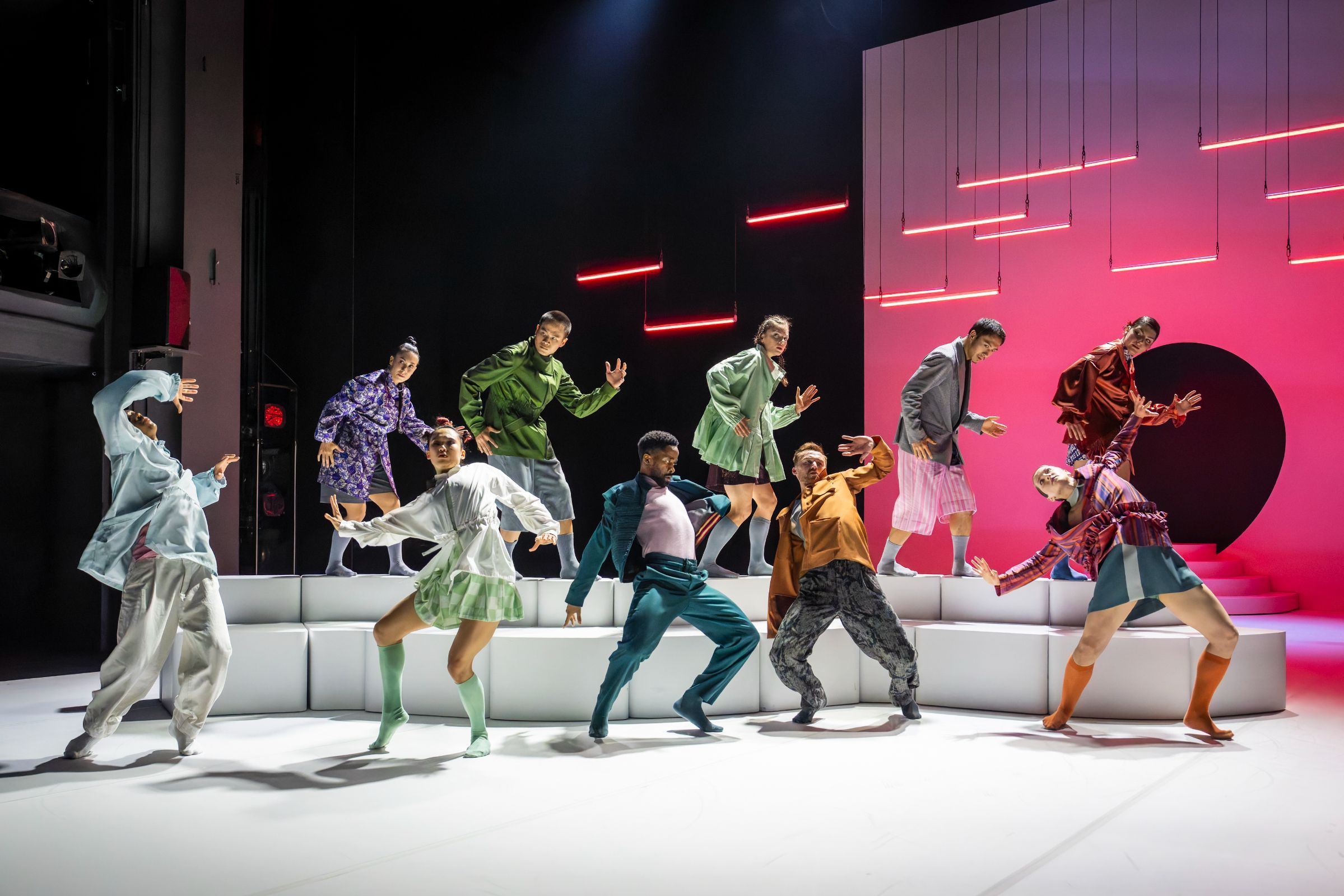 TanzLuzern in Phoebe Jewitt's <i>White Rabbit</i> © Ingo Hoehn