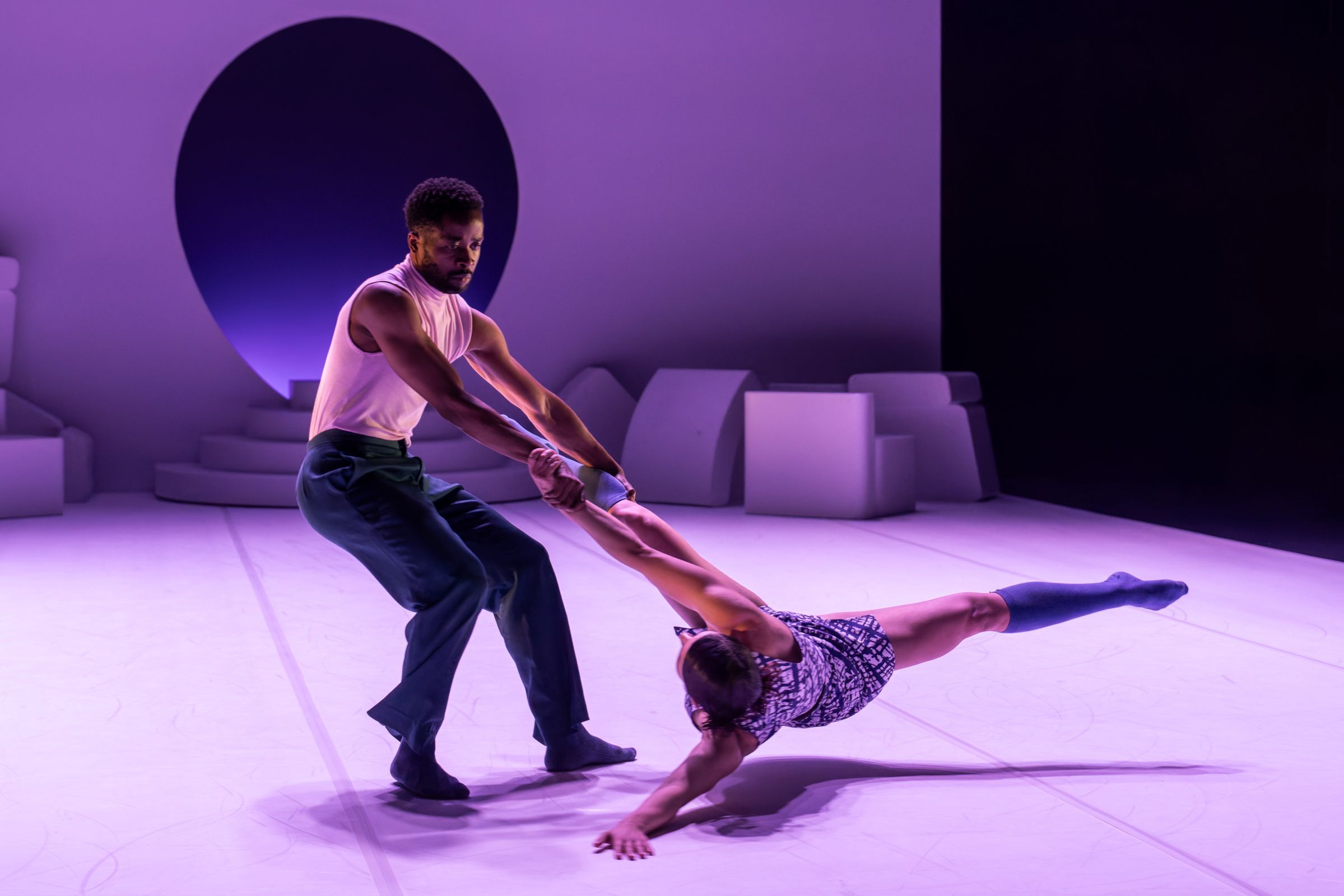 TanzLuzern in Phoebe Jewitt's <i>White Rabbit</i> © Ingo Hoehn