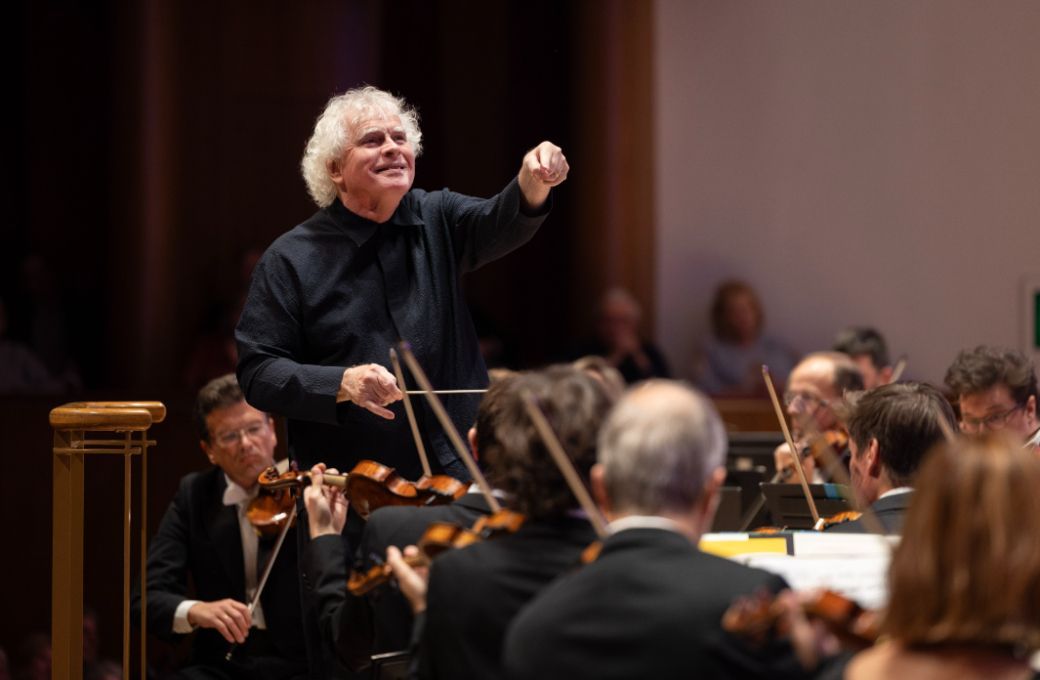 Sir Simon Rattle conducts the Bavarian Radio Symphony Orchestra &copy; BR | Astrid Ackermann
