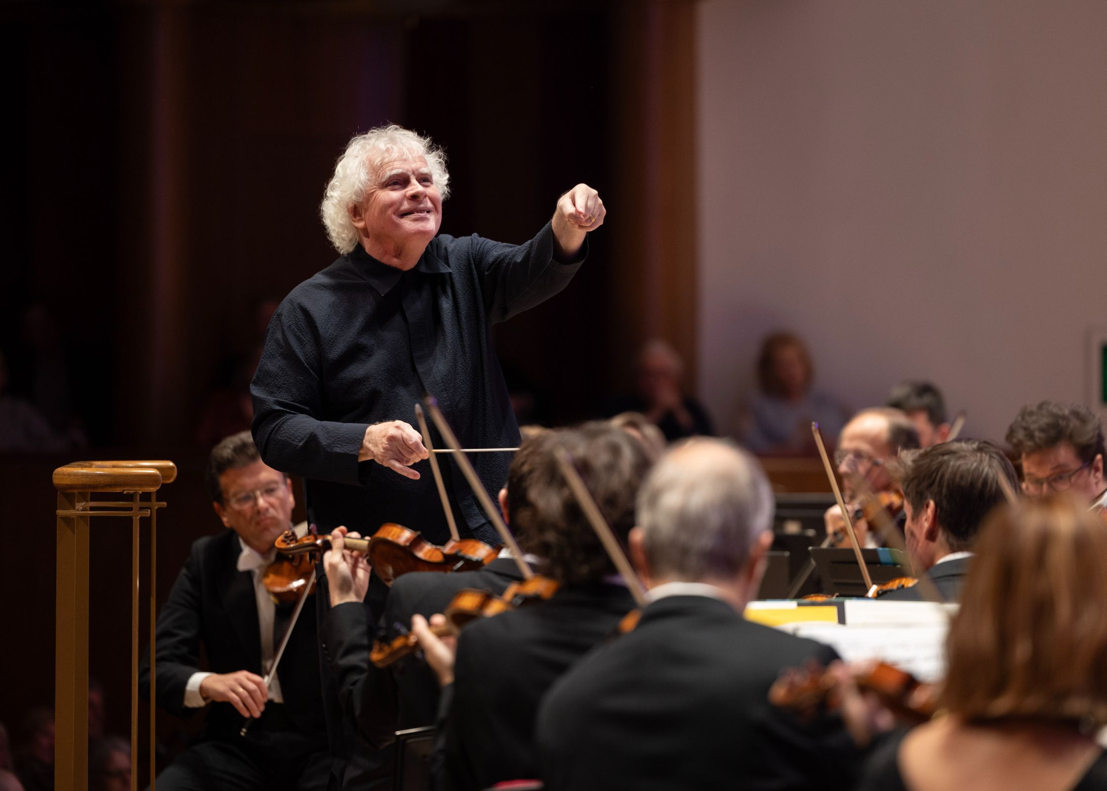 Sir Simon Rattle conducts the Bavarian Radio Symphony Orchestra &copy; BR | Astrid Ackermann