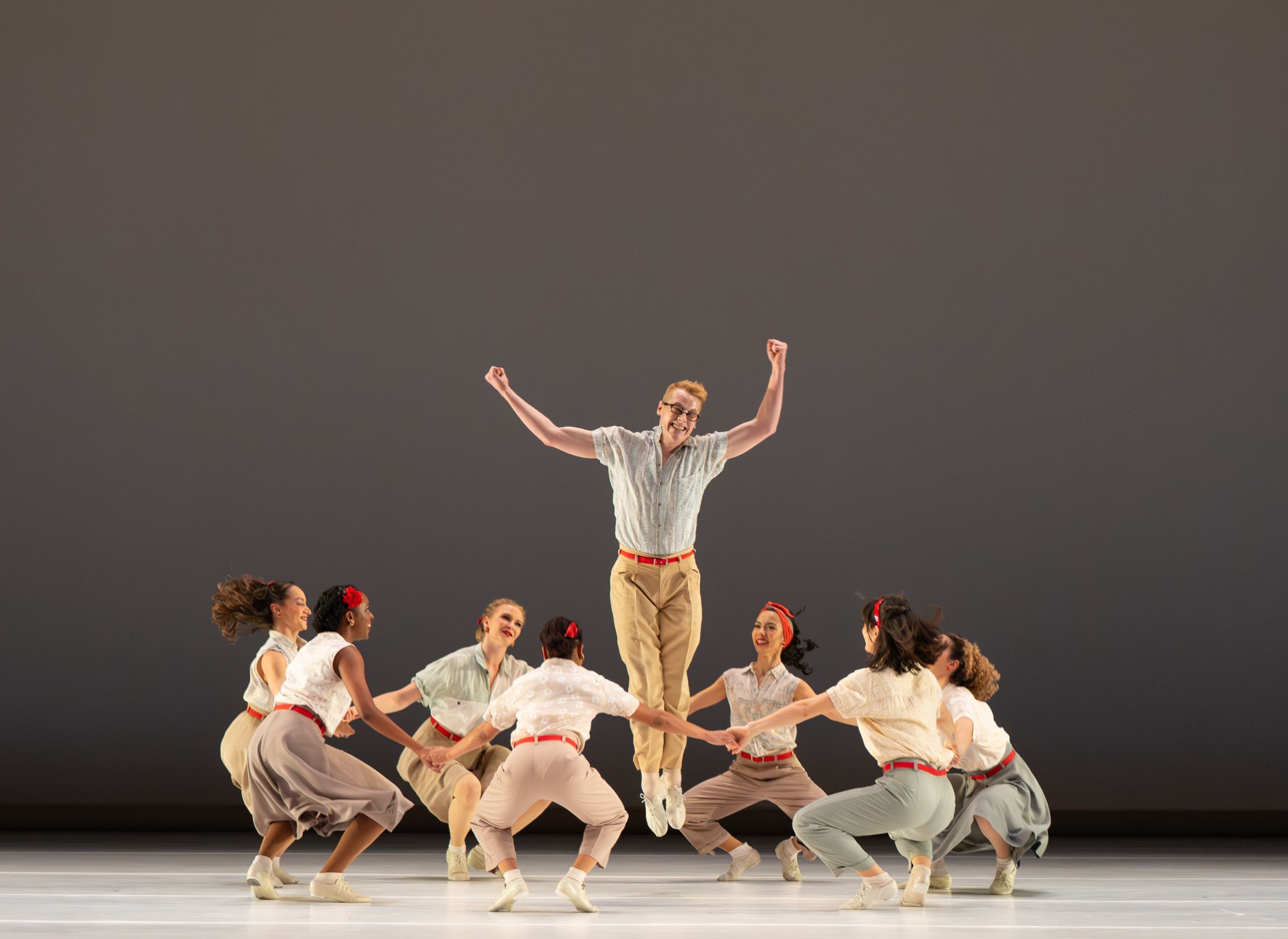 Lee Duveneck and Paul Taylor Dance Company in <i>Company B</i> &copy; Ron Thiele