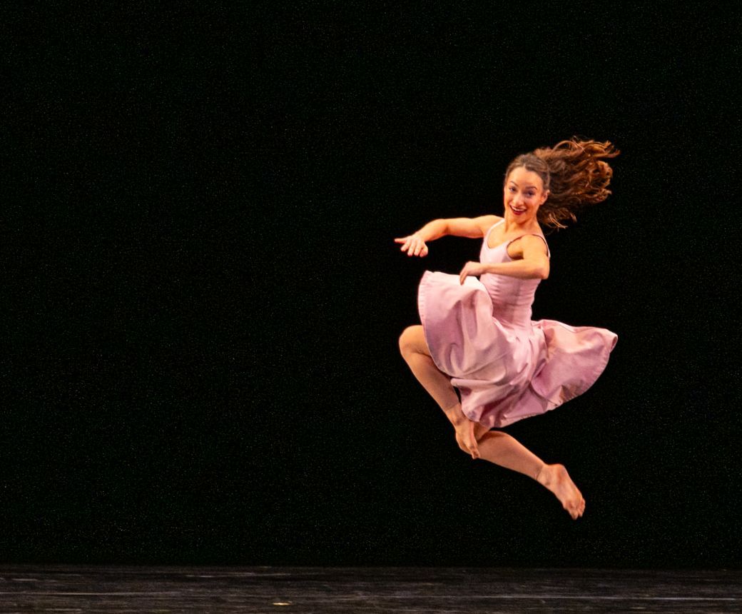 Lisa Borres Casey in Paul Taylor's <i>Esplanade</i> &copy; Ron Thiele