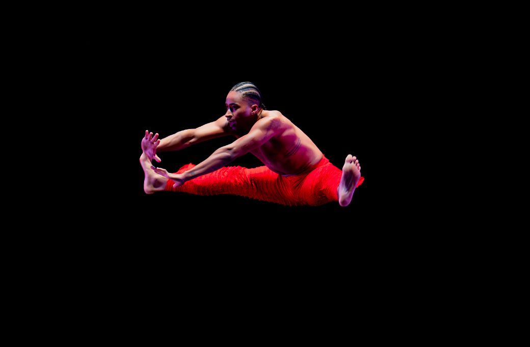 Devon Louis in Robert Battle's <i>Takademe</i> &copy; Hisae Aihara