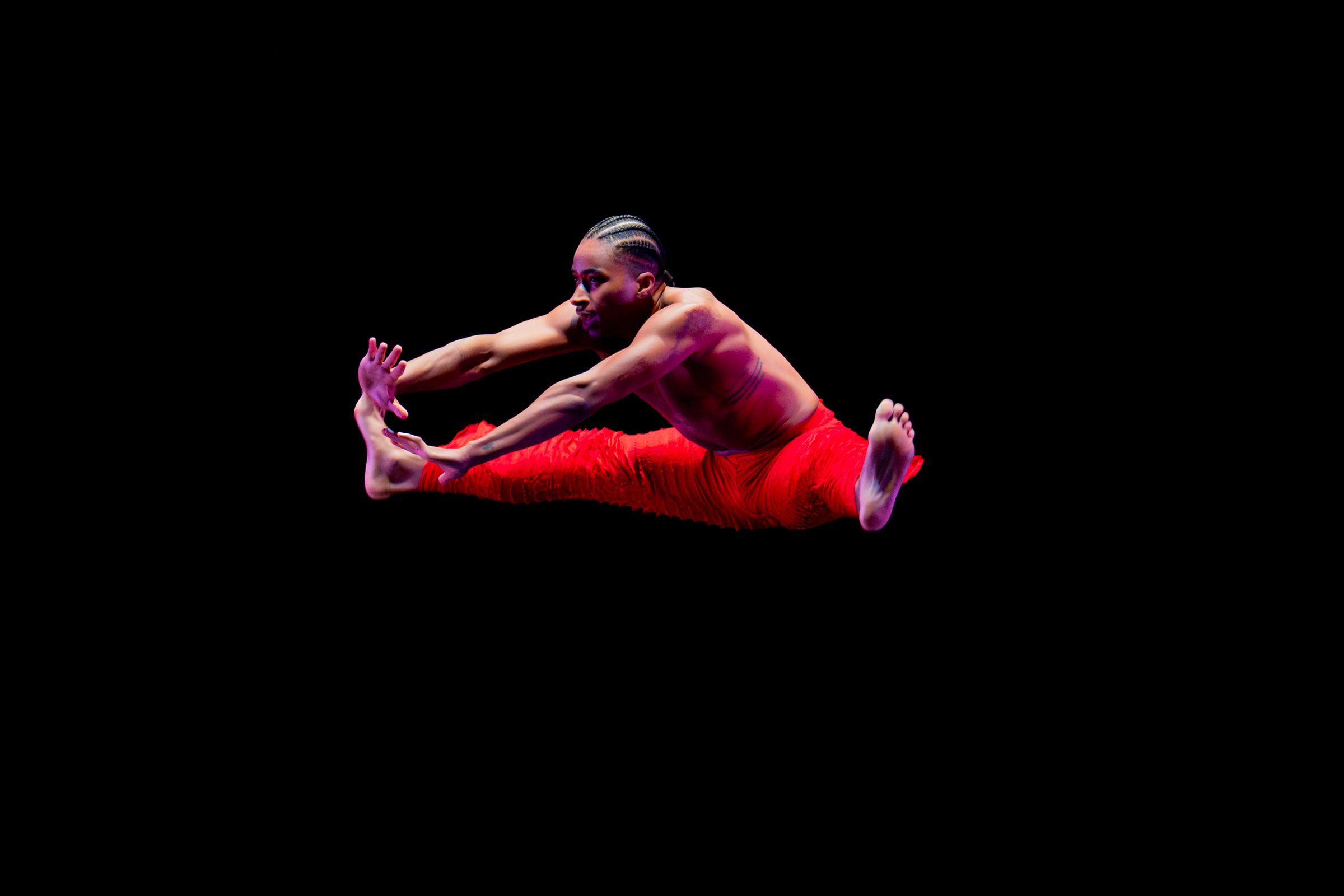 Devon Louis in Robert Battle's <i>Takademe</i> &copy; Hisae Aihara