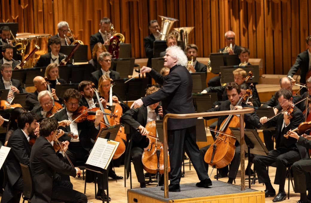 Sir Simon Rattle conducts the Bavarian Radio Symphony Orchestra © BR | Astrid Ackermann