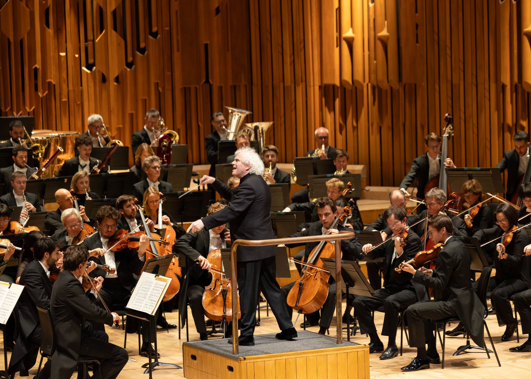 Sir Simon Rattle conducts the Bavarian Radio Symphony Orchestra © BR | Astrid Ackermann