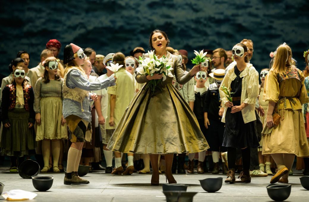 Prague Philharmonic Children's Choir and State Opera Chorus with Olga Busuioc in <i>Otello</i> &copy; Serghei Gherciu