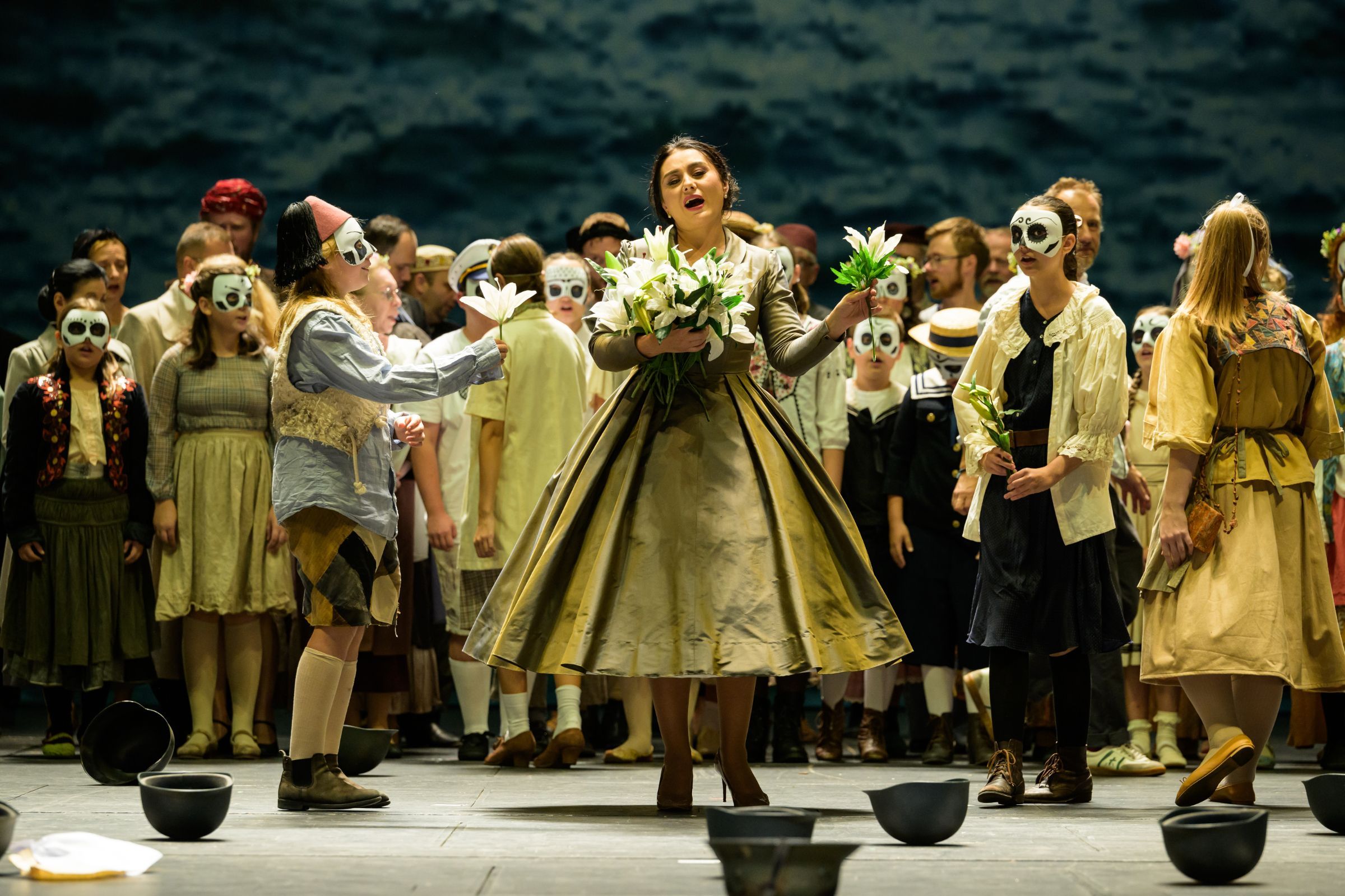 Prague Philharmonic Children's Choir and State Opera Chorus with Olga Busuioc in <i>Otello</i> &copy; Serghei Gherciu