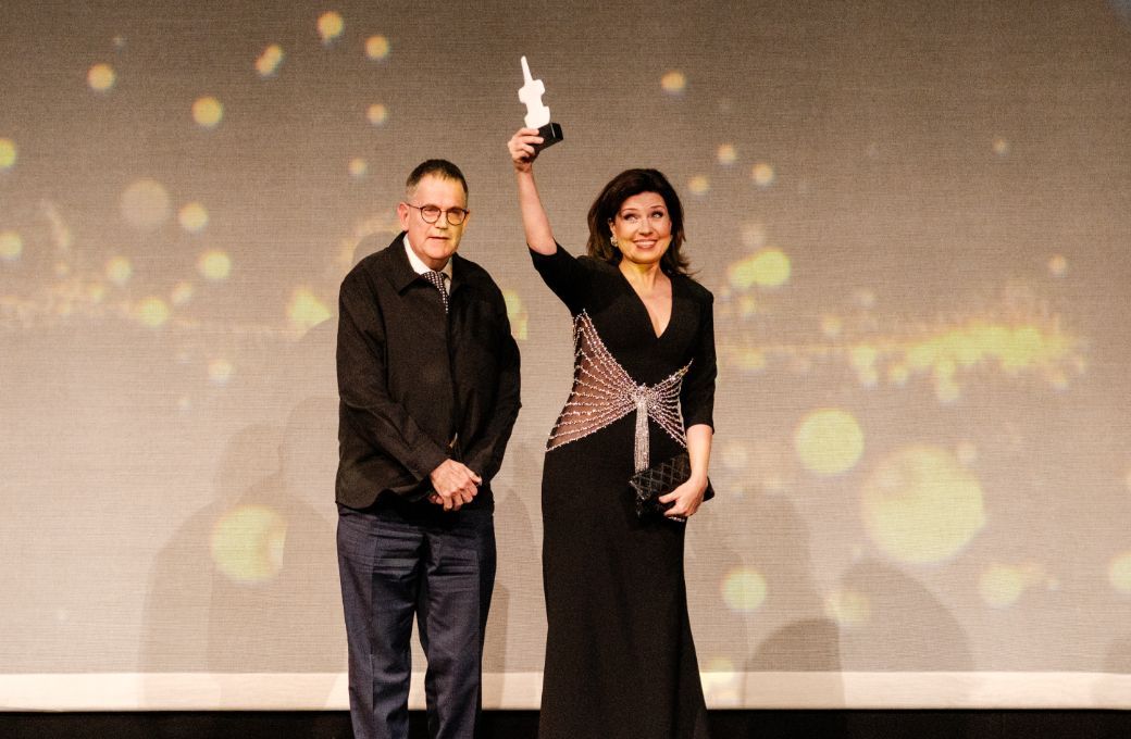 Marina Rebeka accepts Readers' Award from John Allison, Editor of Opera with Opera News &copy; GNO &copy; G.Antonoglou