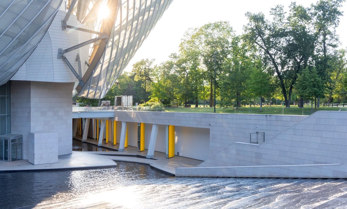 Vue côté est du bâtiment de la Fondation Louis Vuitton et de son bassin &copy; Fondation Louis Vuitton / Iwan Baan